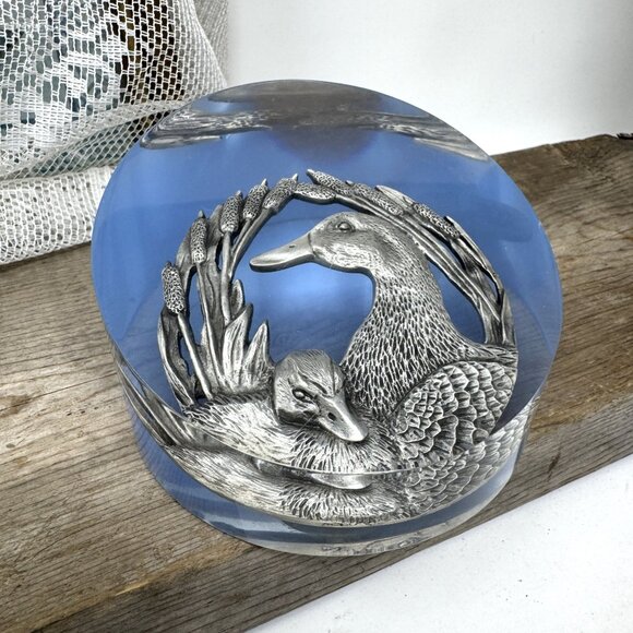 Vintage 3D Lucite Sculpture Duck Family Oval Paperweight Collectible Table Decor - Picture 4 of 10